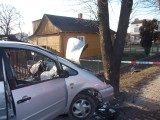 Tragiczny wypadek w Zwoleniu. Zjechał z drogi i uderzył w drzewo (zdjęcia)