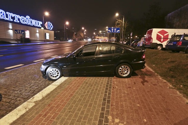 Do kierowcy podbiegli przypadkowi świadkowie. Wyciągnęli mężczyznę z auta i wezwali policję.