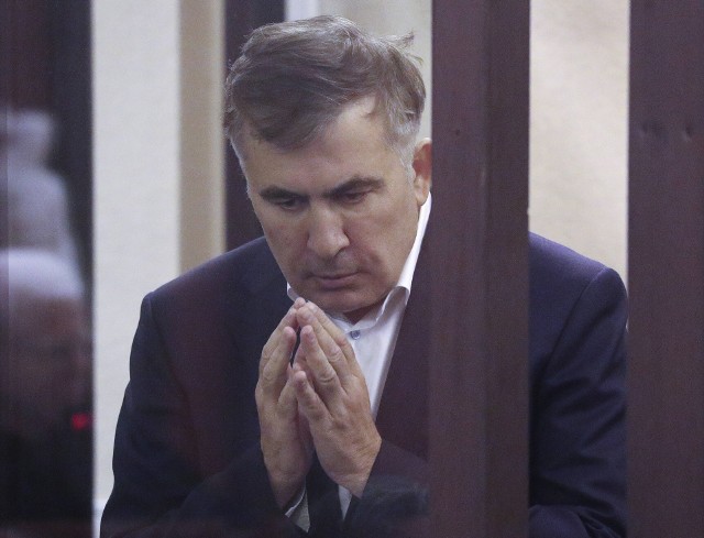 Micheil Saakaszwili, prezydent Gruzji w latach 2004-2013, odsiaduje obecnie wyrok 6 lat więzienia, wydany w 2016 roku za nadużywanie władzy, co on i jego zwolennicy uważają za karę motywowaną politycznie.