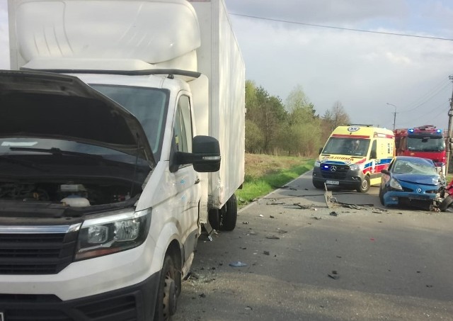 Wypadek drogowy w Chełmku. Kierowca samochodu osobowego został ciężko ranny