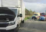 Policjanci ratowali życie kierowcy rannemu w wypadku drogowym w Chełmku. Mężczyzna wykrwawiał się