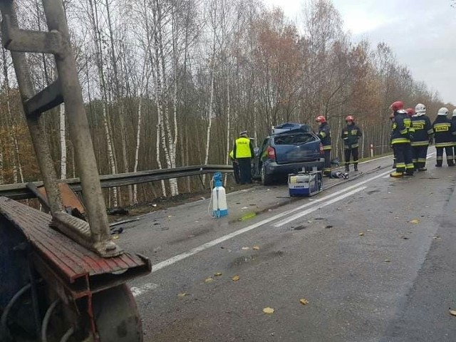 Tragiczny wypadek na DK 64. Włochówka. Osobówka zderzyła się z TIR-em. Jedna osoba nie żyje