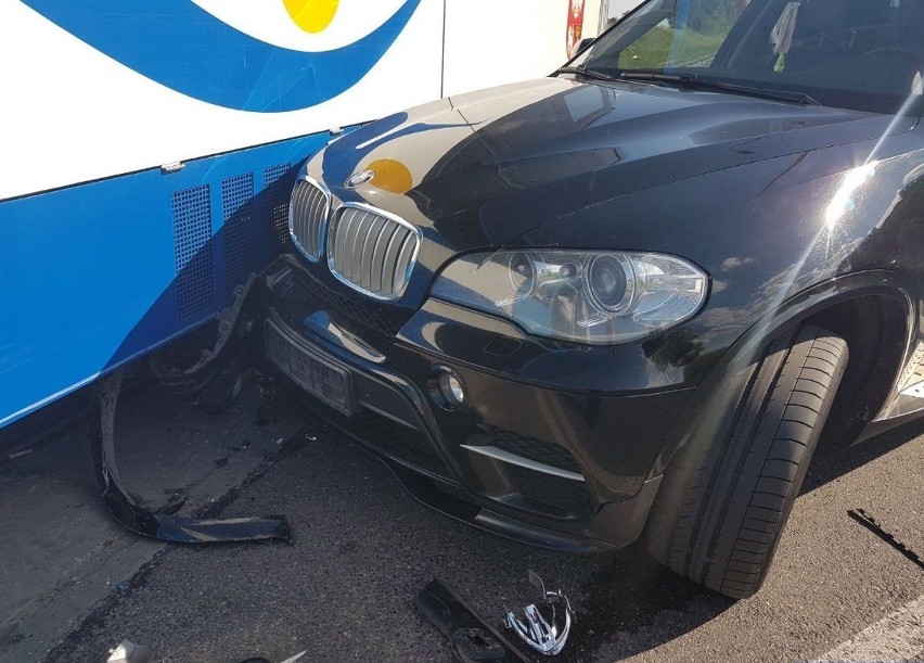 Drygały. Wypadek na przejeździe kolejowym. BMW zderzyło się z szynobusem (zdjęcia)