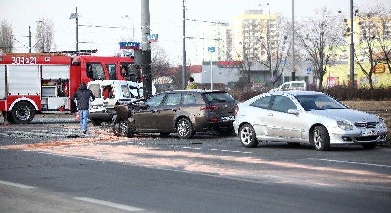 Wypadek na rondzie Sybiraków. Opel zderzył się z alfą [ZDJĘCIA, FILM]