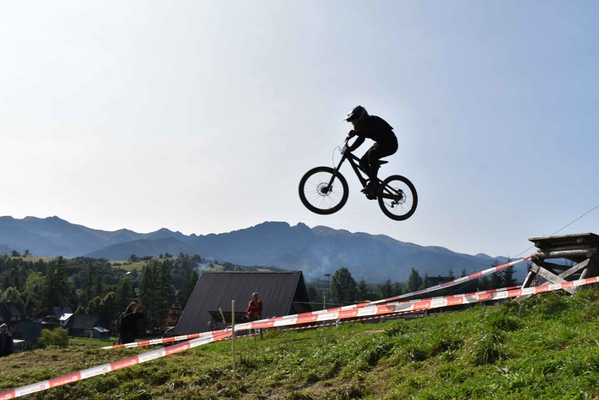 Zakopane. Rowerowe szaleństwo na Harendzie. Downhillowcy opanowali stok narciarski 