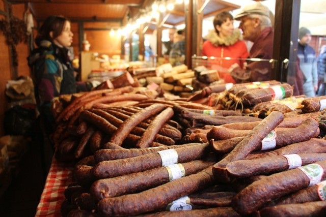 Ogłoszenie z okolic Łasina od osoby, która działa w ramach Rolniczego Handlu Detalicznego: łososiowa metka wędzona 15 zł/kg kiełbasa polska tradycyjna 34 zł/kg metka bawarska wędzona 23 zł/kg kiełbasa myśliwska wieprzowa podsuszana 34 zł/kg