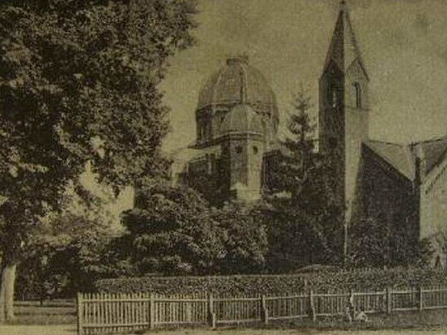 Koszalińska synagoga. Obok stoi kościół, w którym modlili się członkowie kościoła irvingiańskiego (jeden z odłamów anglikanizmu).