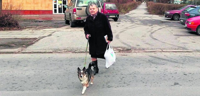 Na razie w tym miejscu policja nie będzie dawała mandatów za przejście przez ulicę, mimo że nie ma tu przejścia dla pieszych. Trzeba jednak uważać na samochody.