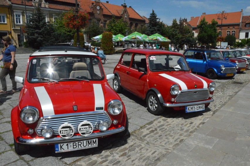 Myślenice. Kilkadziesiąt samochodów marki mini na rynku prezentowało swoje wdzięki 