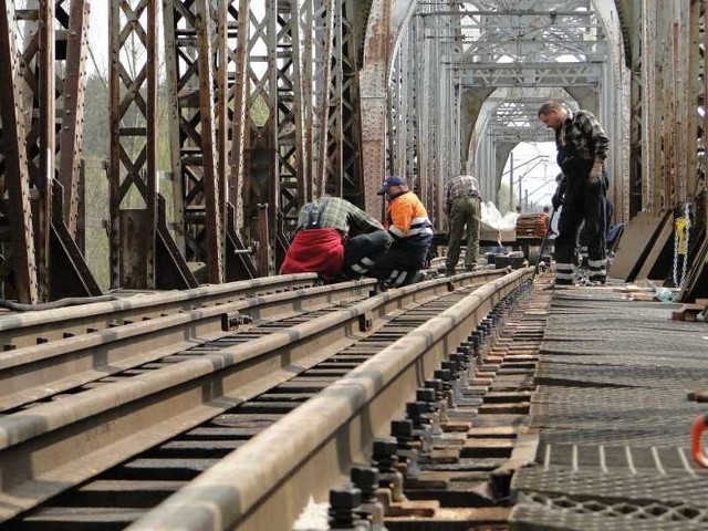 W Warce trwa budowa nowego mostu na Pilicy. To newralgiczny punkt modernizowanego odcinka trasy 8 z Radomia do Warki.