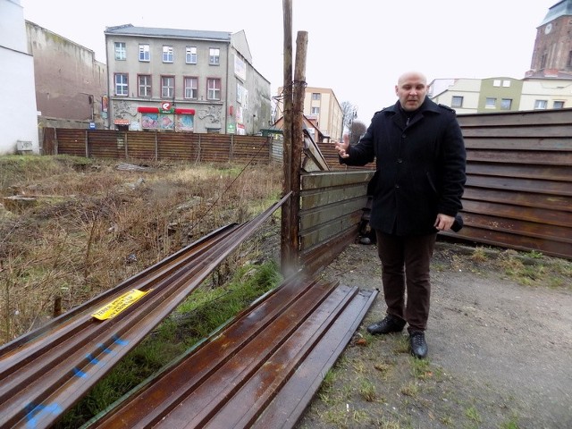 Tomasz Kwarciński, radny powiatowy i miejski bloger od lat walczy o zlikwidowanie zniszczonego płotu, zasłaniającego zdewastowany plac.