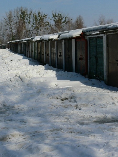 Śnieg uniemożliwia wyjazd samochodu z garażu.