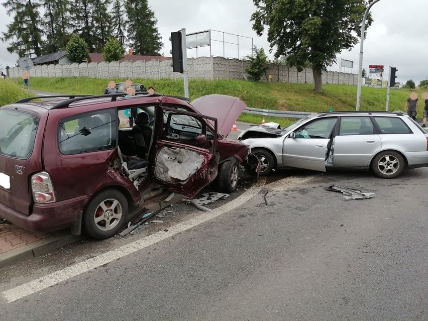 Poważny wypadek na DK 94 pod Wieliczką. Dwie osoby ranne. Wezwano śmigłowiec