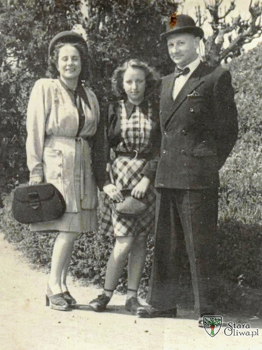 Zofia Czerwińska z rodzicami w Parku Oliwskim. Druga połowa lat 40.