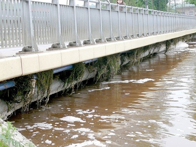 Na moście w Wąchocku najlepiej widać o ile woda opadła