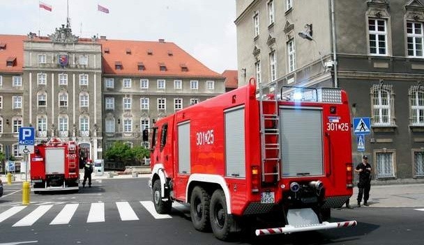 Informacje o rzekomej bombie w Urzędzie Miasta w Szczecinie postawiły na nogi wszystkie służby.