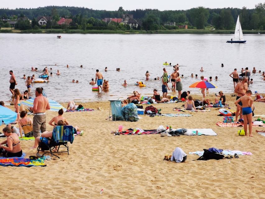 Trzebinia. Plażowanie, grillowanie i pływanie nad Chechłem jest niezwykle popularne. Zabrakło miejsc parkingowych [ZDJĘCIA]