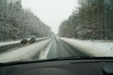 Nocne opady śniegu i trudne warunki na drogach. Policja apeluje o ostrożność