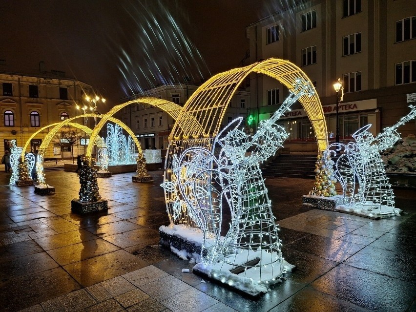 Piękne świąteczne iluminacje zdobią Kielce. Na kolejnych...
