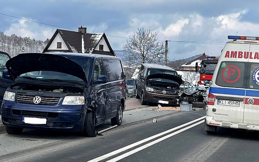 Osobowe audi i dwa volkswageny transportery rozbite na DK 28 pod Limanową