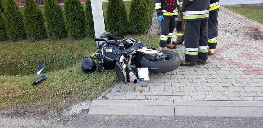 Wypadek w Królowej Polskiej. Zderzył się samochód osobowy z motocyklem, kierowca jednośladu trafił do szpitala [ZDJĘCIA]