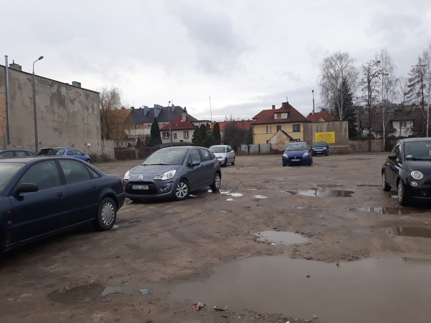 Choć inwestor ostrzega, że w miejscu tym parkować nie wolno,...