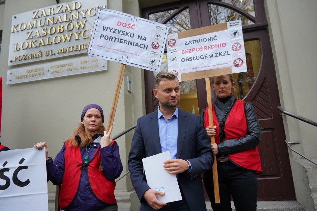 Zatrudnienia portierów pilnujących obiektów administrowanych przez ZKZL bezpośrednio przez  tę spółkę domagali się protestujący związkowcy z Inicjatywy Pracowniczej. Twierdzą, że outsourcing nie gwarantuje im pewności zatrudnienia, ani godziwych warunków. Tomasz Lewandowski, prezes ZKZL twierdzi, że takie rozwiązanie jest niemożliwe ze względów organizacyjnych. Zapewnia jednak, że dzięki warunkom przetargów prawa pracownicze są przestrzegane, a osoby, które nie podjęły pracy będą mogły zostać zatrudnione na umowy o pracę w ramach programu „ Gospodarz domu” uruchamianego od stycznia 2020 r.