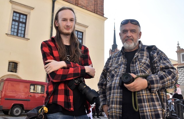 Laureat Grand Press Photo 2023 - Kacper Wielgus (z lewej) oraz jego nauczyciel - Tadeusz Koniarz, finalista i laureat poprzednich edycji konkursu