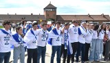 Marsz Żywych 2024 w Oświęcimiu. Kilka tysięcy Żydów, razem z grupą Polaków, przeszło „Drogą Śmierci” z Auschwitz I do Birkenau