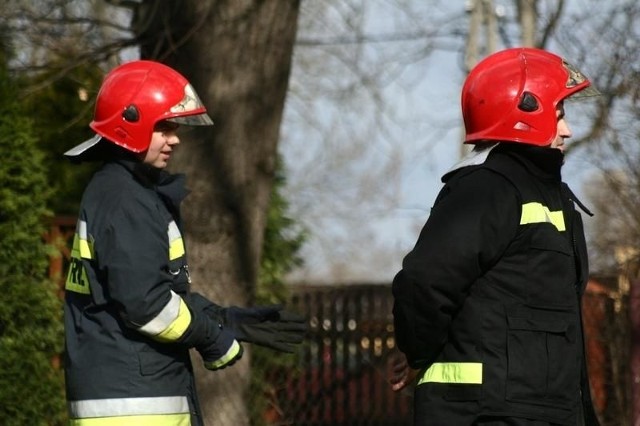 Kobiecie pomogli podnieść się między innymi strażacy.