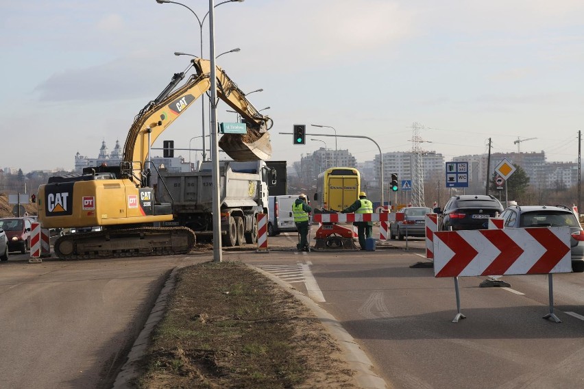 Zwężone jezdnie, wyłączona sygnalizacja. Na wylocie w stronę...