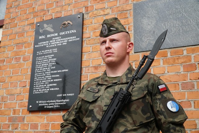 W Gniewoszowie oddano hołd lotnikom poległym w czasie I i II wojny światowej.