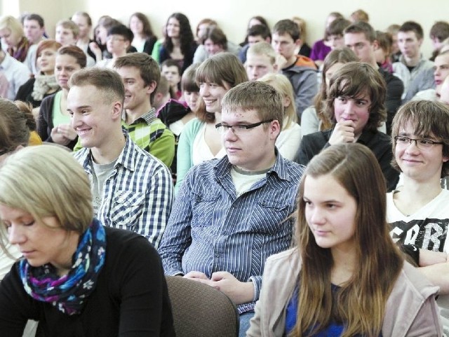 Uczniowie VI LO pytali radnych o zadłużenie miasta.  Było to ostatnie z serii spotkań organizowanych przez Młodzieżową Radę Miasta Białegostoku.