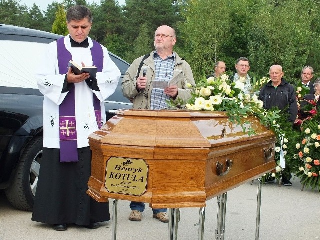 Podczas uroczystości pogrzebowych Henryka Kotuli na starachowickim cmentarzu komunalnym