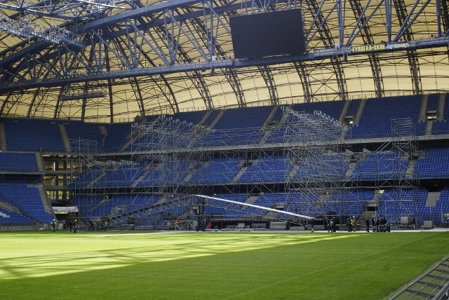 Na stadionie Lecha trwa budowa sceny przed koncertem Andrei Bocelliego. Murawa zostanie przykryta specjalna plastikowa podłogą. Przejdź dalej i zobacz następne zdjęcia --->