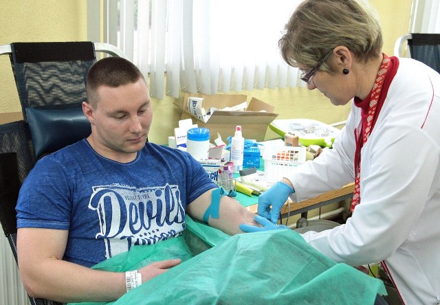 Mateusz Pryszło, pracownik Zakładu Karnego nr 2 w Grudziądzu dziś oddawał krew po raz pierwszy. Pobierała Ewa Kowalska, pielęgniarka.