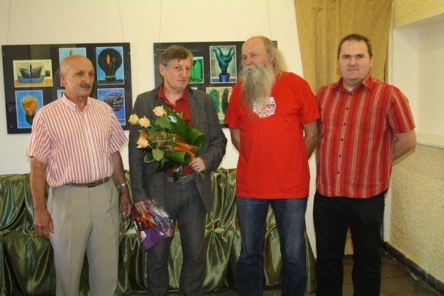 Jacek Frąckiewicz (drugi od lewej) podczas wernisażu wystawy w NCK Sokół. Towarzyszą mu rysownicy Jan Surma, Henryk Cebula i Jacek Kawa.