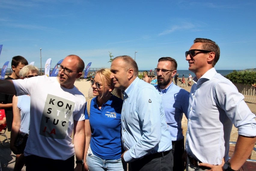 Platforma na plaży w Darłowie przestrzegała przed rządami PiS [ZDJĘCIA, WIDEO]