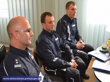 Wrocław: Policjanci wyróżnieni za uratowanie tonącej kobiety (ZDJĘCIA)