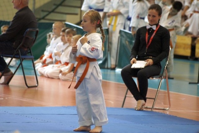 Młodzi karatecy ambitnie walczyli o medale.