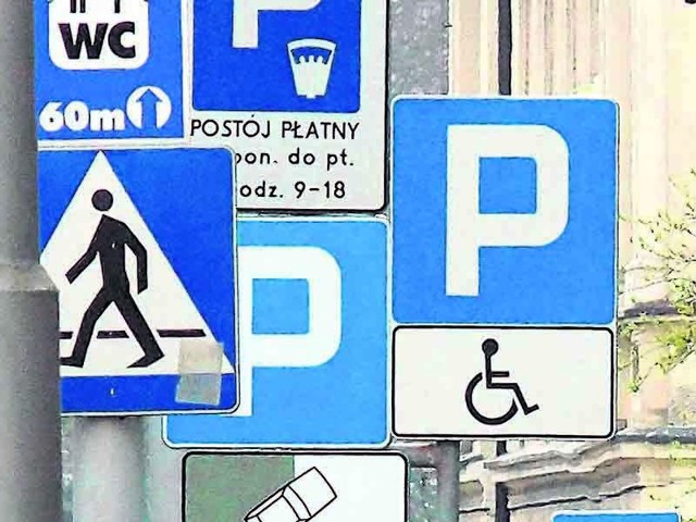 Przemysław Januszak z firmy Projekt Parking z Poznania mówi, że część parkomatów stoi nielegalnie A Namawia kierowców, by nie płacili za postój. Dyrektorka ZDM przekonuje, że nie ma do tego podstaw.