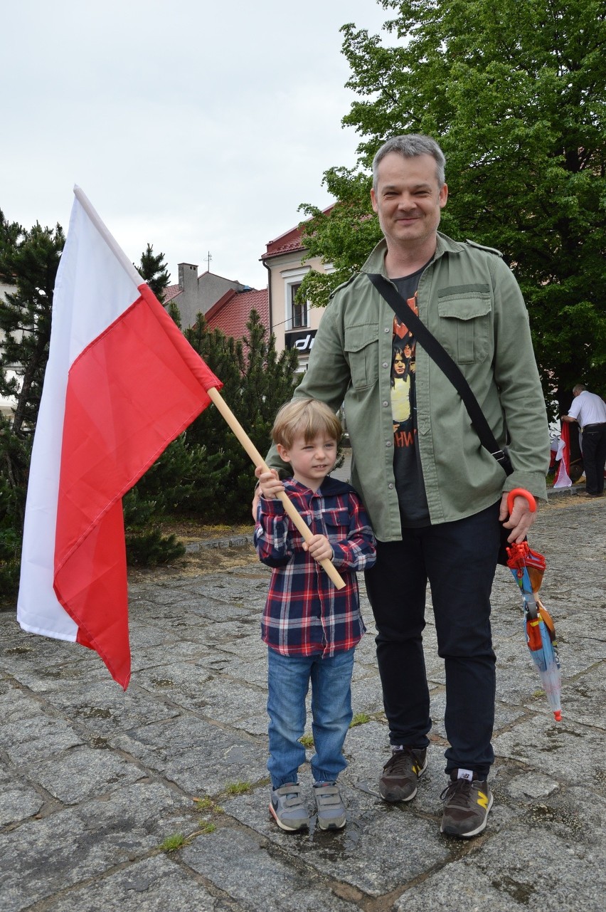 Myślenice. Święto Flagi - na Rynku zrobiło się biało-czerwono [ZDJĘCIA]