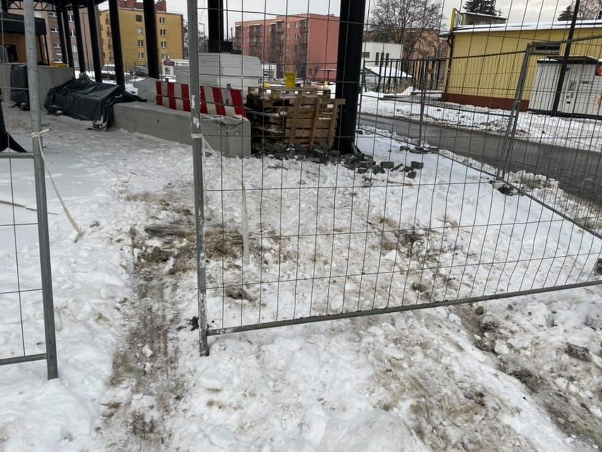 Kierowca autobusu wjechał w powstające w Wojkowicach centrum...