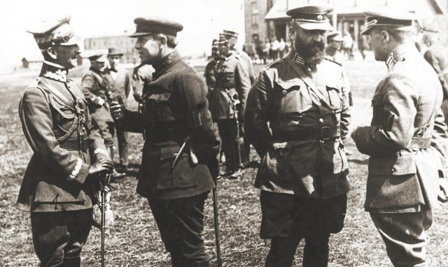 Od lewej: gen. Antoni Listowski, Symon Petlura, płk. Wołodymyr Salśkyj, płk. Marko Bezruczko, oficerowie ukraińscy i polscy – wyprawa kijowska, kwiecień 1920 roku