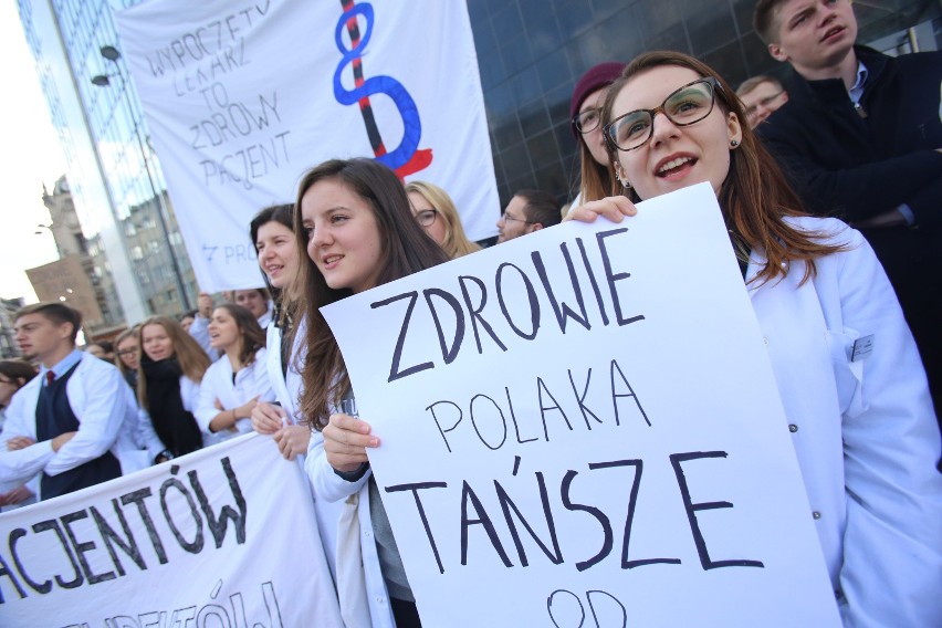 Zaostrza się protest lekarzy rezydentów. Klauzule opt-out wypowiedziało już 4200 medyków