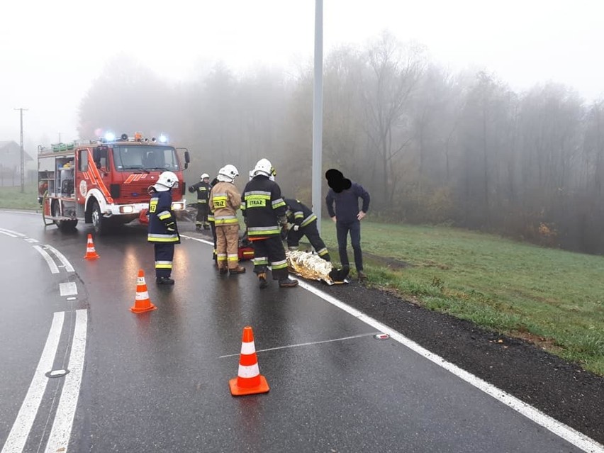 W Świątnikach Górnych dachował samochód. Strażacy pierwsi udzielali pomocy