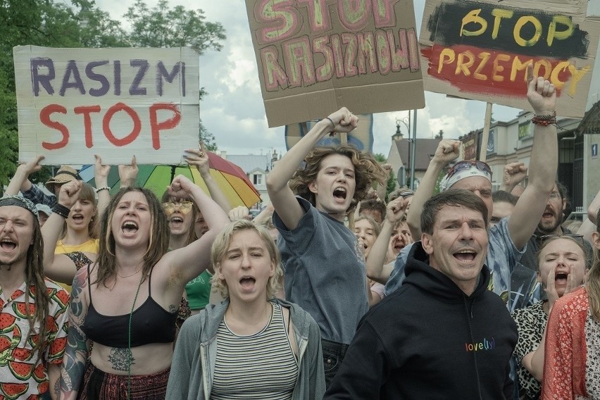 Film Kryptonim Polska. Akcja komedii o miłości narodowca i lewaczki osadzona jest w Białymstoku. Mamy pierwszy fragment produkcji (wideo)