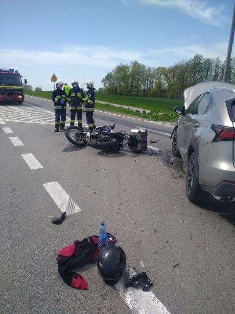 Wypadek pod Kołbaskowem na krajowej 13 w Smętowicach. Motocykl zderzył się z samochodem osobowym. Ranny motocyklista