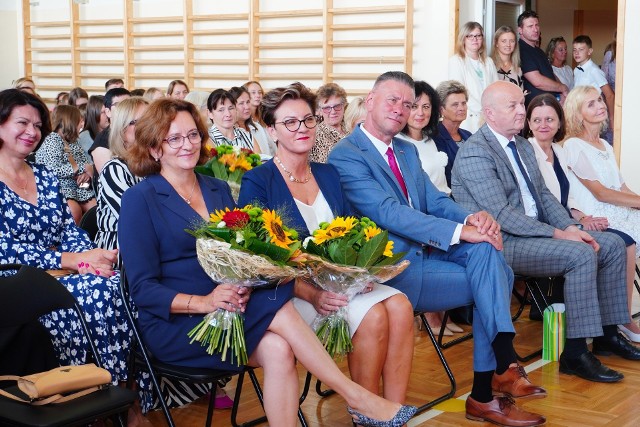 Poseł Agata Wojtyszek i władze gminy Brody podczas uroczystości w Dziurowie. Więcej na kolejnych  zdjęciach.