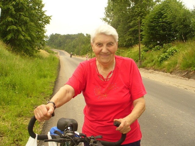 Stanisława Kłaniecka cieszy się, że już od września bedzie jeździła na grzyby ścieżką rowerową.